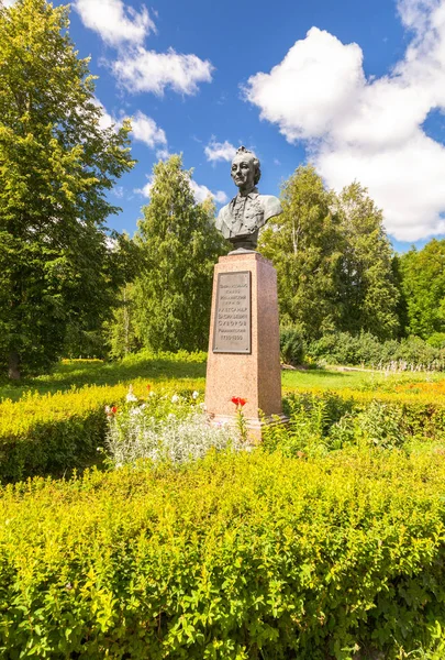 Monument to Alexander Suvorov in his estate — Stock Photo, Image