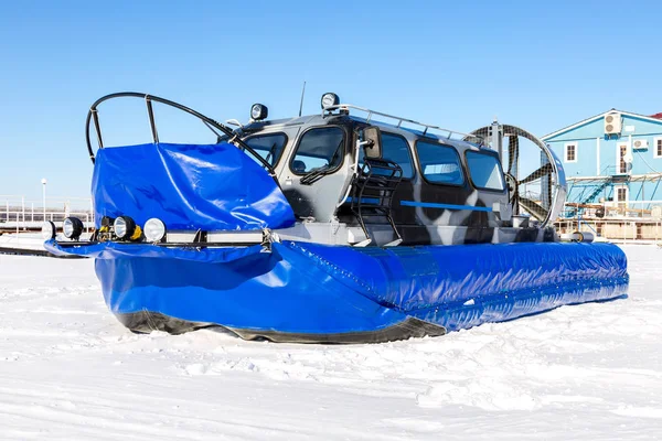 Transporteur d'aéroglisseurs sur la glace de la rivière en hiver d — Photo