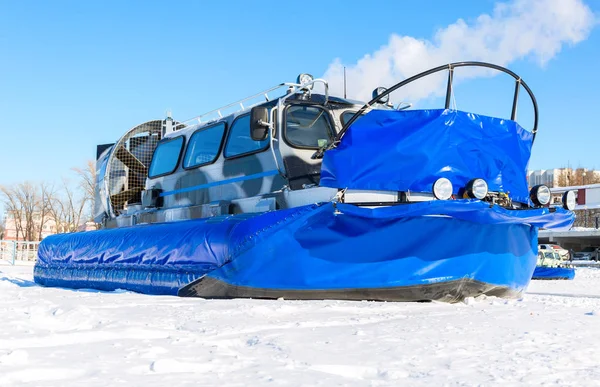 Passagier-Hovercraft-Transporter auf dem Eis des Flusses im Winter d — Stockfoto
