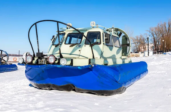 气垫船运载器在河的冰在冬天 d — 图库照片