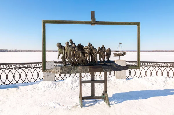 Bronze monument of a painting of Ilya Repin's "Barge Haulers on — Stock Photo, Image
