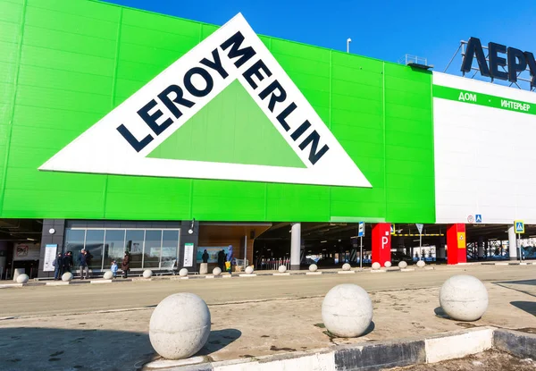 Leroy Merlin Samara Tienda en día soleado — Foto de Stock