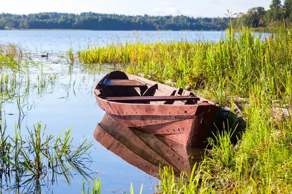 Gammal trä fiskebåt vid sjön i solig sommardag — Stockfoto