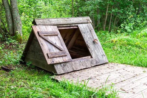 Village puits d'eau en bois à la campagne dans la journée d'été — Photo