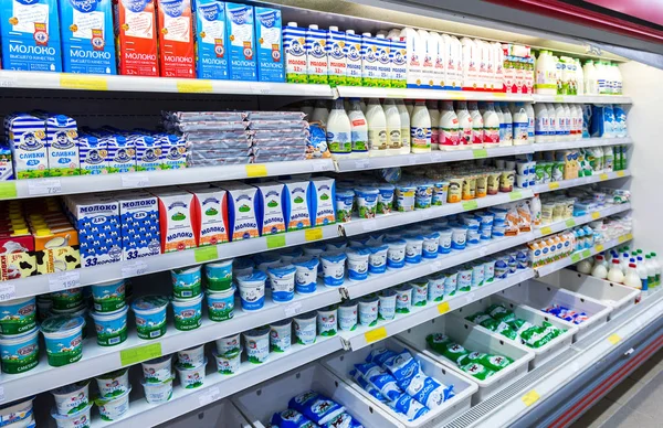 Productos lácteos frescos listos para la venta en el supermercado — Foto de Stock