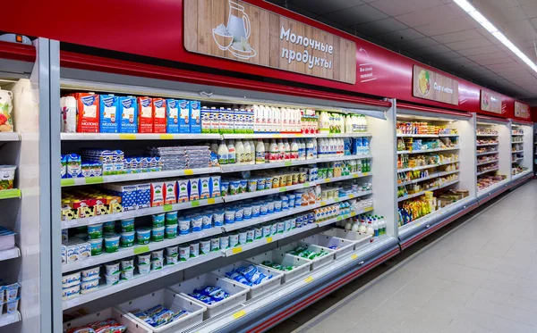 Färska mjölkprodukter som är klar för försäljning i stormarknad — Stockfoto