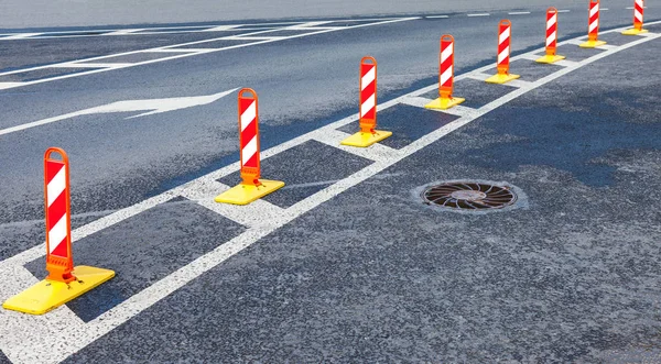 Sécurité routière. Marques de circulation sur un asphalte gris. Rouge et blanc — Photo