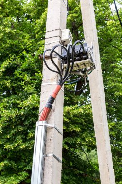 Trafo yüksek güç istasyonunun ayağı üzerinde