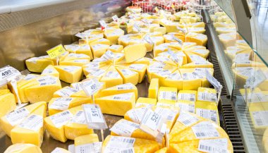 Lezzetli taze peynir superm vitrinde satışında hazır