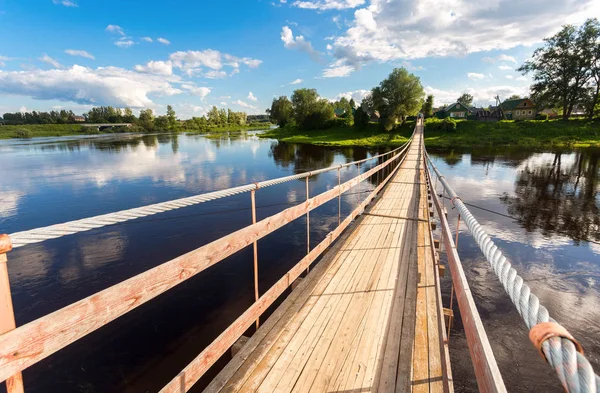 BOROVICHI, Rusya Federasyonu Msta nehri geçip asma köprü — Stok fotoğraf