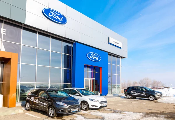 Офис официального дилера Ford в зимний день — стоковое фото