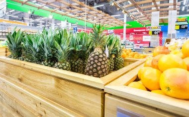 Taze ananas zinciri hipermarket satış için hazır 