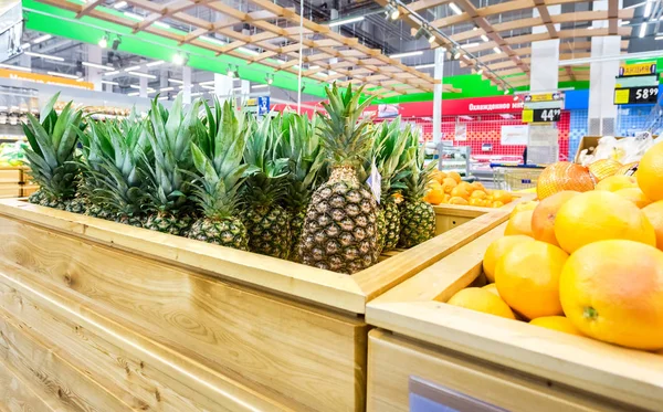 Ananas frais prêts à la vente dans l'hypermarché de la chaîne — Photo