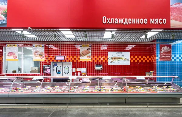 Meat section in the chain hypermarket Lenta — Stock Photo, Image