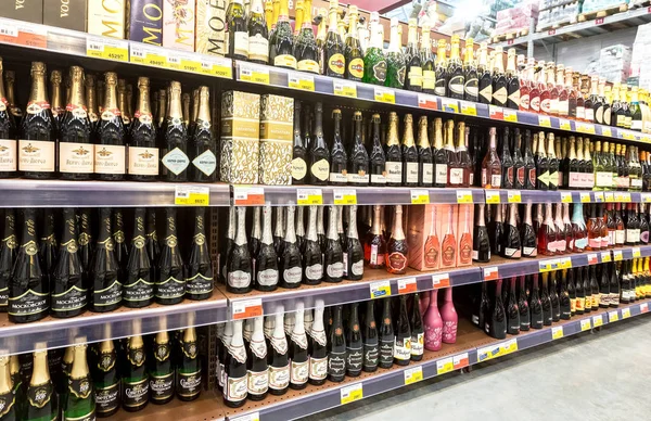 Showcase alcoholic beverages at the chain hypermarket — Stock Photo, Image