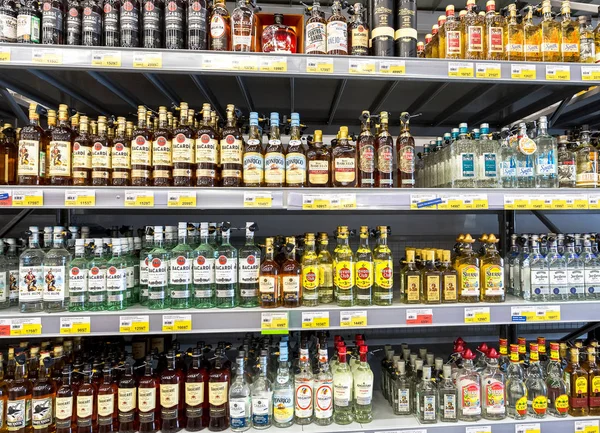 大型チェーン スーパー マーケットのショーケースのアルコール飲料 — ストック写真