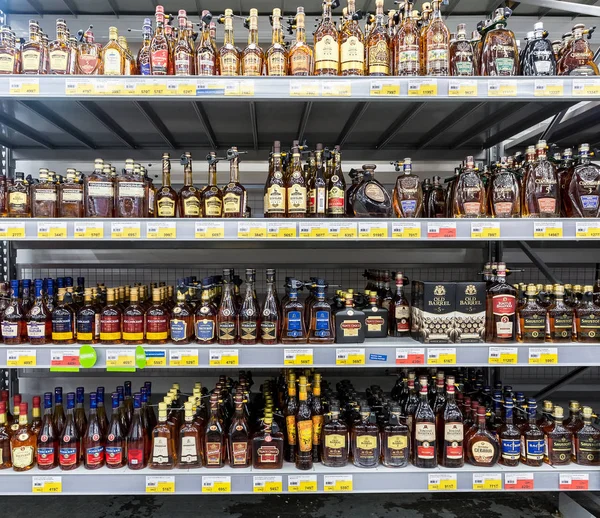 大型チェーン スーパー マーケットのショーケースのアルコール飲料 — ストック写真