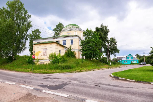 Vista sobre a igreja da Santa Cruz em Torzhok, Rússia — Fotografia de Stock