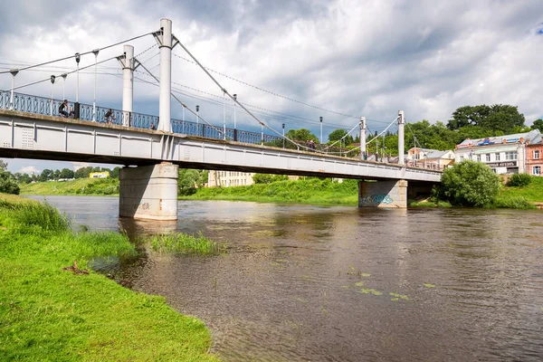 Puente peatonal sobre el río Tvertsa en el día de verano —  Fotos de Stock