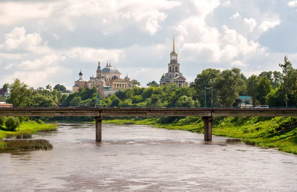 Vista sobre o rio Tvertsa e mosteiro de Borisoglebsky em um ensolarado — Fotografia de Stock