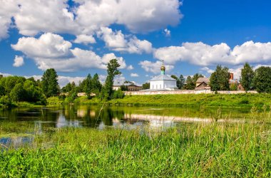 Güneşli yaz gün içinde Borovic üzerinde kutsal ruh manastır görüntülemek