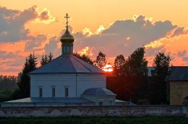 Borovichi, Rusya 'da gün batımında Kutsal Ruh Manastırı' na bakın.