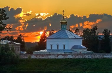 Borovichi, Rusya 'da gün batımında Kutsal Ruh Manastırı' na bakın.