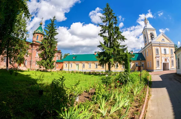 Klooster van de Heilige Geest in Borovitsji, Rusland. Klooster was tevens — Stockfoto