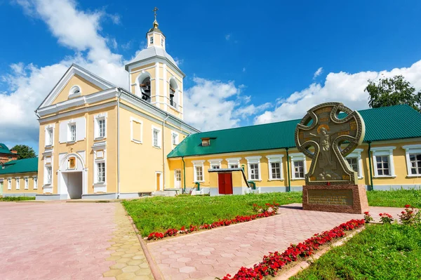 Kościół na bramie Iverskaya i kultu krzyża o Świętej Spiri — Zdjęcie stockowe