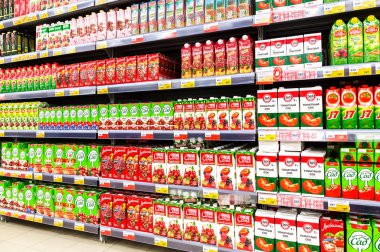 Paketlenmiş taze meyve suyu hazır Lenta süpermarkette Satılık