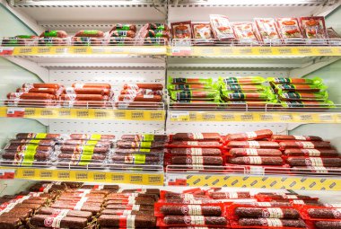 Farklı sosis hipermarket satışa hazır