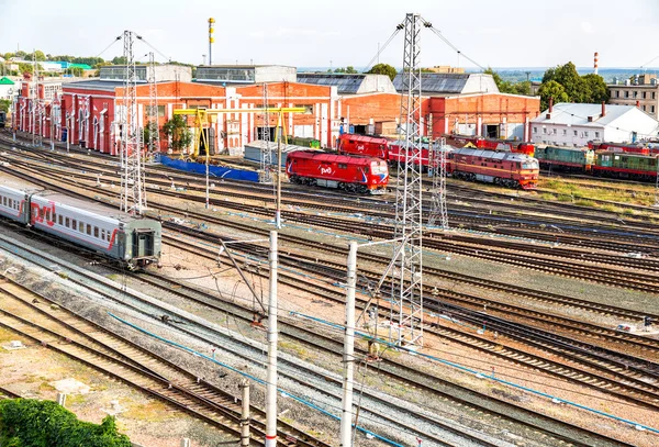 Vista sobre a via férrea com trem e depósito ferroviário no Sa — Fotografia de Stock
