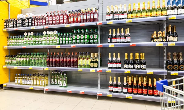 Vetrina con diverse bevande alcoliche all'ipermercato — Foto Stock