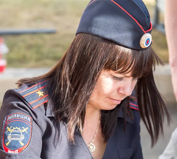 Neznámé ženy policista z Ruska v uniformě — Stock fotografie