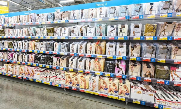 Různé dámské punčocháče na prodej v supermarketu — Stock fotografie