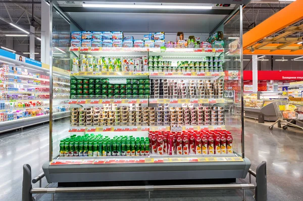 Produtos lácteos frescos prontos para venda no supermercado — Fotografia de Stock