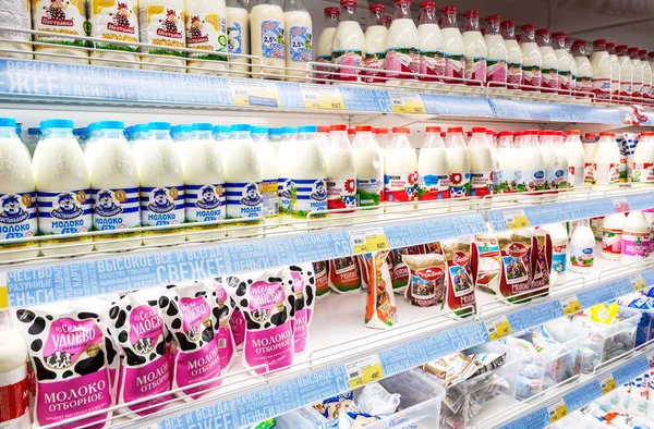 Produtos lácteos frescos prontos para venda no supermercado — Fotografia de Stock