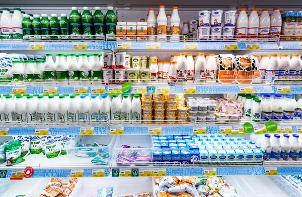 Čerstvé mléčné výrobky, které jsou připravené k prodeji v supermarketu — Stock fotografie