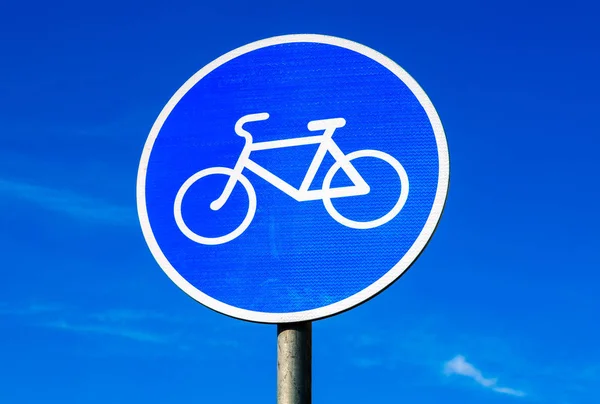 Sinal de estrada para a pista de bicicletas contra o céu azul — Fotografia de Stock