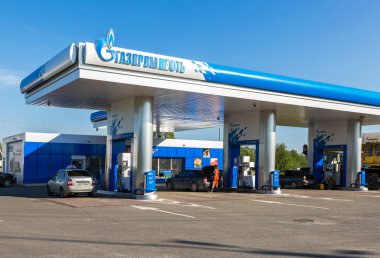 Gazpromneft benzin istasyonu yaz güneşli gün
