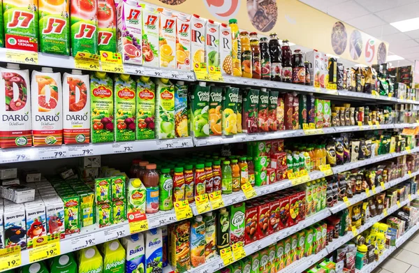 Abgepackter frischer Saft zum Verkauf im Supermarkt bereit — Stockfoto