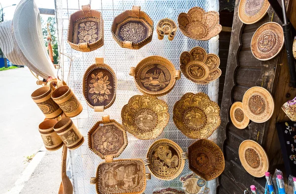 Pratos feitos de casca de vidoeiro várias formas e padrões — Fotografia de Stock