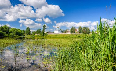 Güneşli yaz gün içinde Borovic üzerinde kutsal ruh manastır görüntülemek