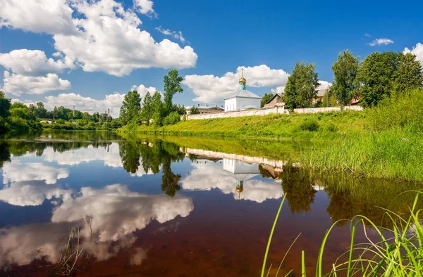 Visa på den Helige Ande kloster i solig sommardag i Borovic — Stockfoto