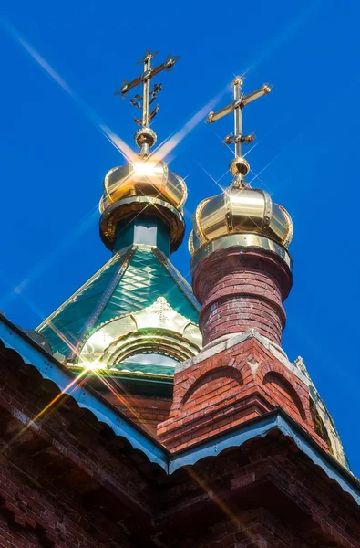 Cúpulas de São Tiago o templo Justo contra o céu em Borov — Fotografia de Stock