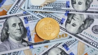 Cryptocurrency 100 dolar Lirası üstünde dönen Bitcoins. Dünya çapında sanal para iş kavramı