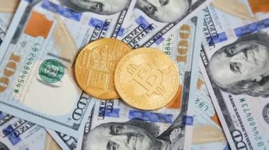 Cryptocurrency 100 dolar Lirası üstünde dönen Bitcoins. Dünya çapında sanal para iş kavramı