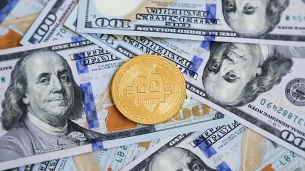Criptomoeda Bitcoins Girando Notas 100 Dólares Conceito Negócio Dinheiro Virtual — Vídeo de Stock