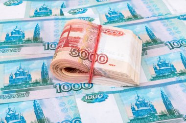 Rus ruble beş bin Lirası banknotların arka plan üzerinde katlanmış