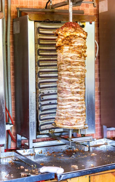 Tradizionale fast food turco doner kebab carne su una griglia rotativa — Foto Stock